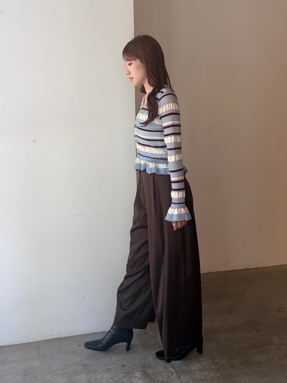 ブルー系のカーディガン/ボレロ、ブラウン系のその他パンツ、ブラック系のブーツを着用したレディースの夏コーディネートの3枚目の写真