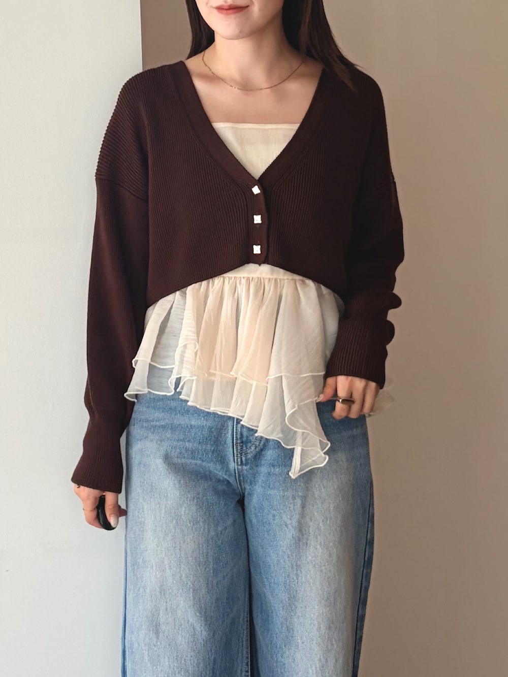 ブラウン系のカーディガン/ボレロ、ブルー系のデニムパンツ、ブラウン系のパンプスを着用したレディースの夏コーディネートの5枚目の写真
