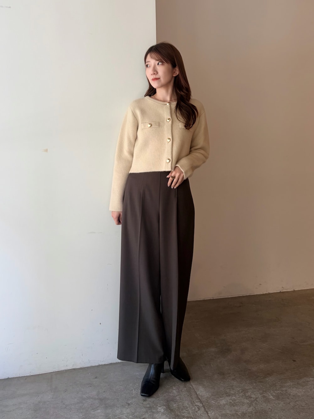 ブラウン系のその他パンツ、イエロー系のノーカラージャケット、ブラック系のブーツを着用したレディースの夏コーディネートの4枚目の写真