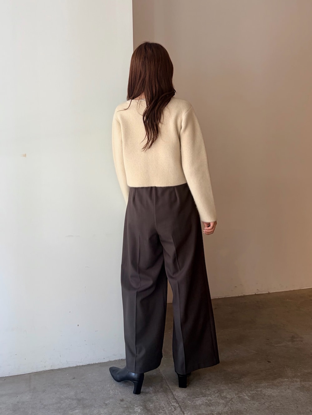 ブラウン系のその他パンツ、イエロー系のノーカラージャケット、ブラック系のブーツを着用したレディースの夏コーディネートの3枚目の写真