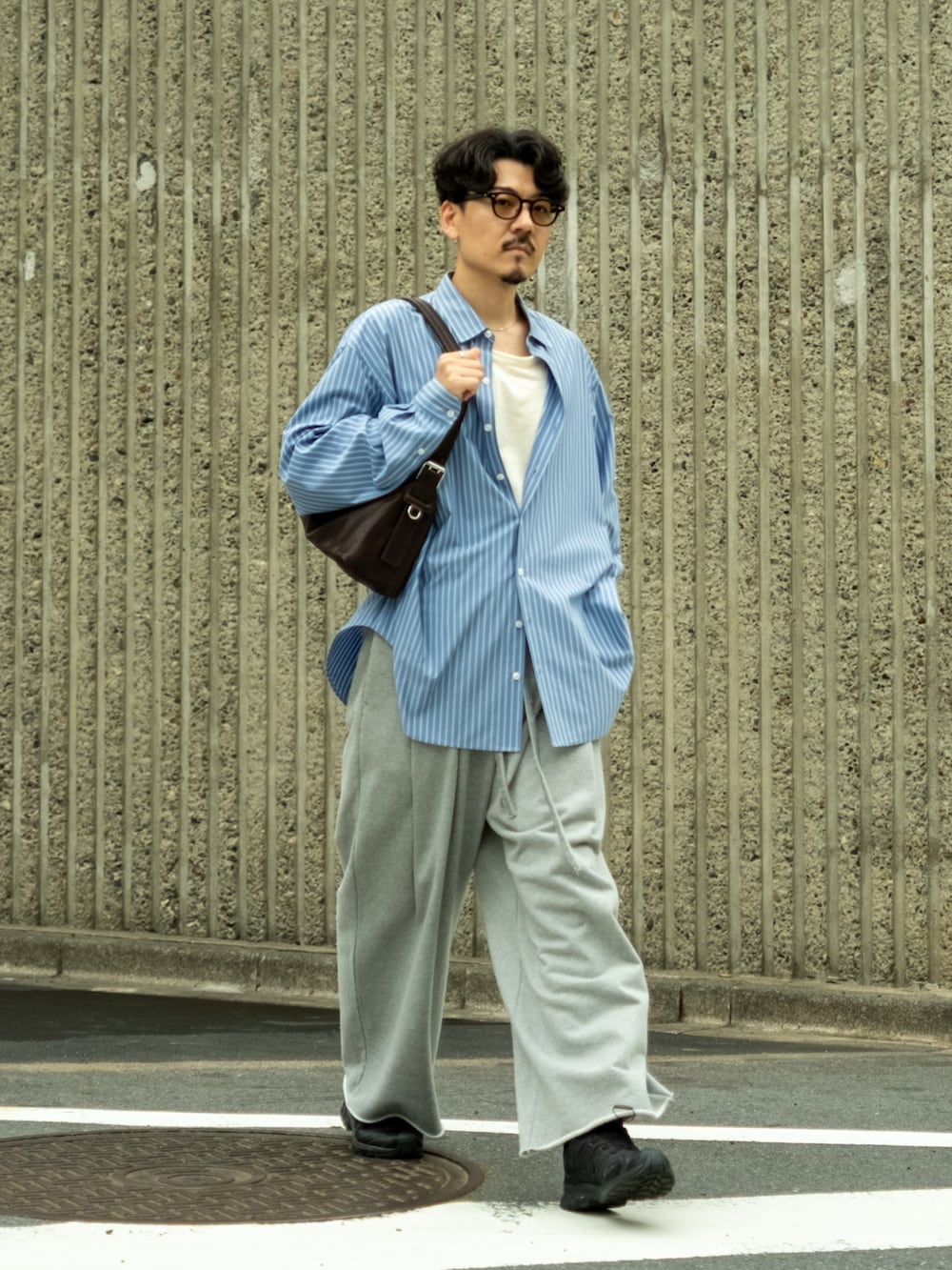 グレー系のスウェットパンツ、ブラック系のスニーカー、ブルー系のシャツ/ブラウスを着用したメンズの夏コーディネートの2枚目の写真