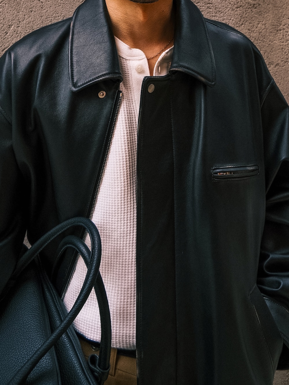 ホワイト系のTシャツ/カットソー、ブラック系のジャケット/アウター、ブラック系のスニーカーを着用したメンズの春コーディネートの2枚目の写真