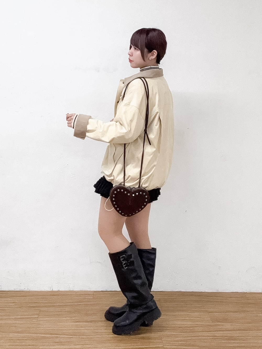 ホワイト系のその他アウター、ホワイト系のニット/セーター、ブラック系のその他パンツを着用したレディースの冬コーディネートの3枚目の写真