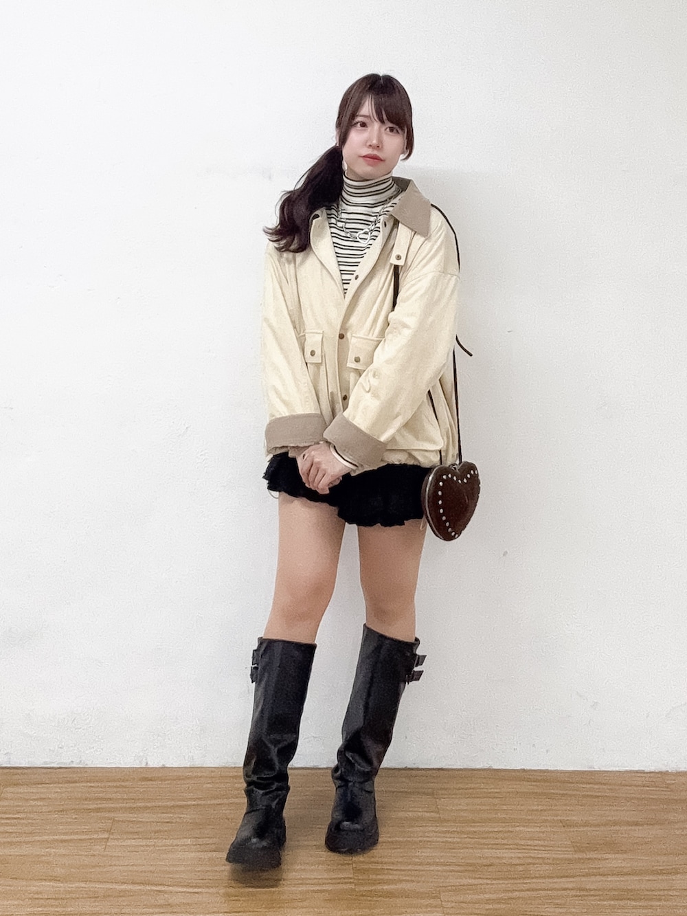 ホワイト系のその他アウター、ホワイト系のニット/セーター、ブラック系のその他パンツを着用したレディースの冬コーディネートの2枚目の写真