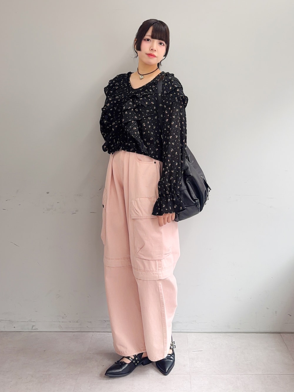 ブラック系のシャツ/ブラウス、ピンク系のその他パンツ、ブラック系のトートバッグを着用したレディースの春コーディネートの6枚目の写真