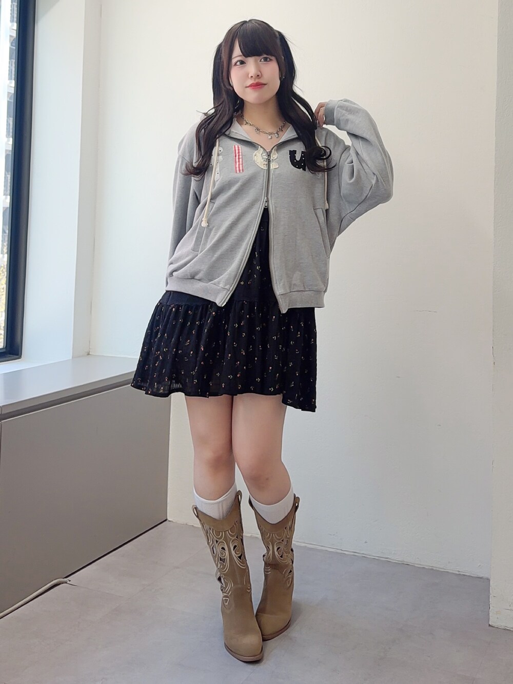 グレー系のパーカー、ブラック系のワンピース、ホワイト系のトートバッグを着用したレディースの春コーディネートの2枚目の写真