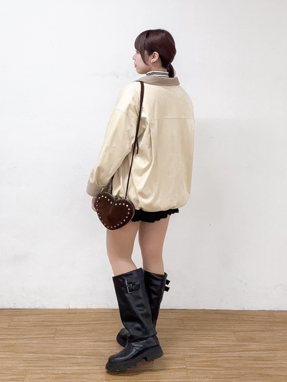 ホワイト系のその他アウター、ホワイト系のニット/セーター、ブラック系のその他パンツを着用したレディースの冬コーディネートの5枚目の写真