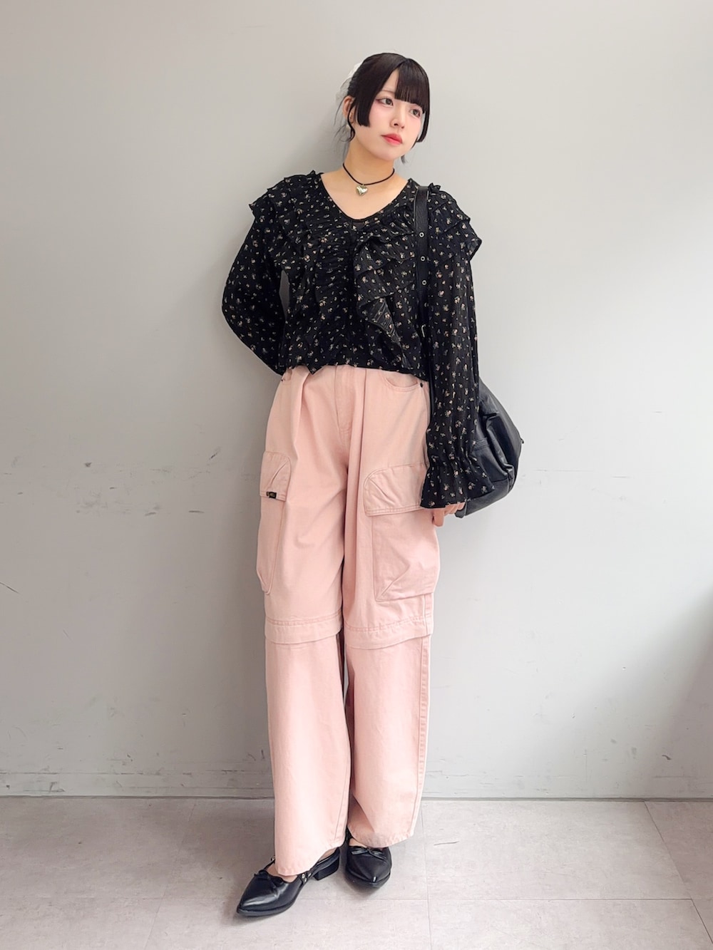 ブラック系のシャツ/ブラウス、ピンク系のその他パンツ、ブラック系のトートバッグを着用したレディースの春コーディネートの5枚目の写真