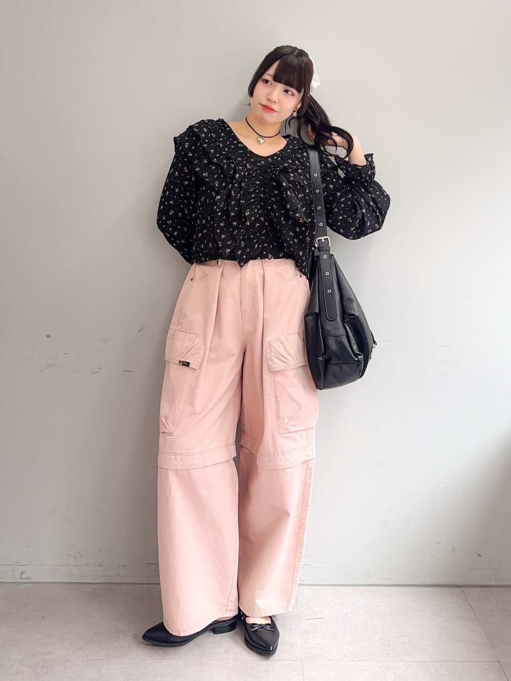 ブラック系のシャツ/ブラウス、ピンク系のその他パンツ、ブラック系のトートバッグを着用したレディースの春コーディネートの2枚目の写真
