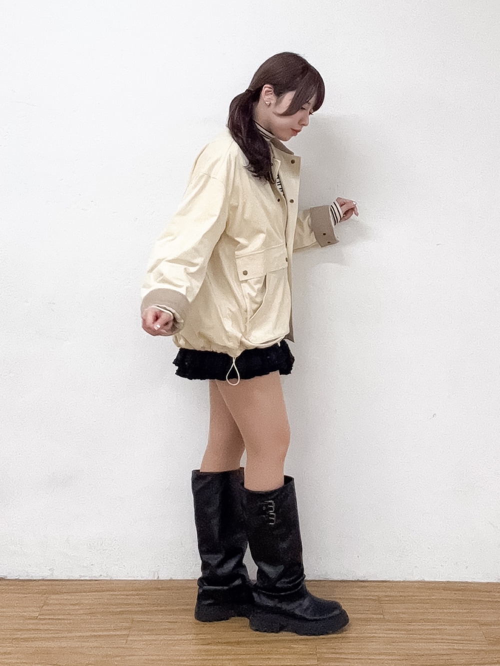 ホワイト系のその他アウター、ホワイト系のニット/セーター、ブラック系のその他パンツを着用したレディースの冬コーディネートの4枚目の写真