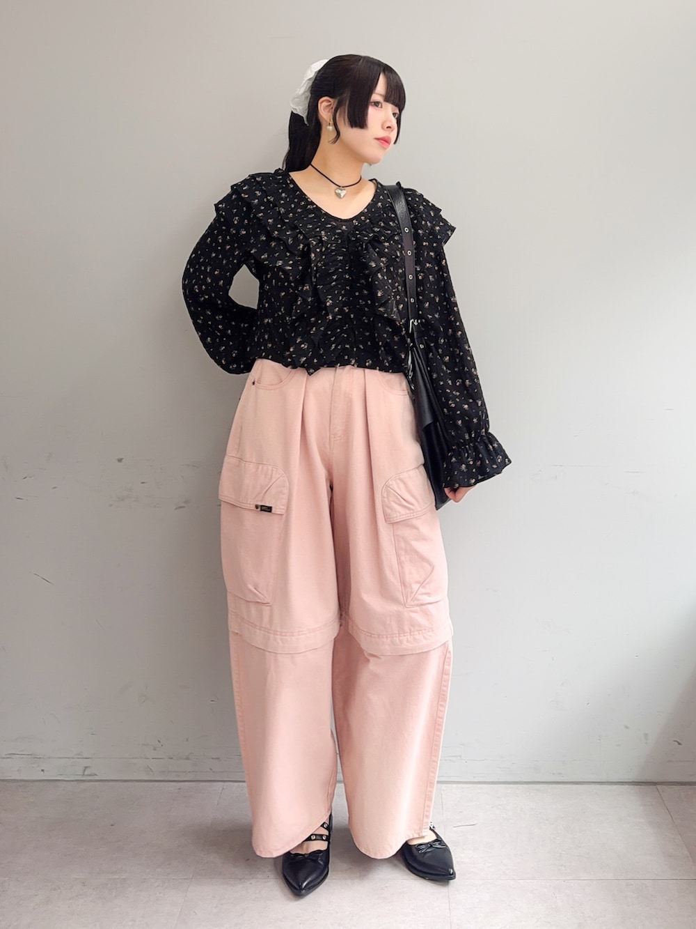 ブラック系のシャツ/ブラウス、ピンク系のその他パンツ、ブラック系のトートバッグを着用したレディースの春コーディネートの3枚目の写真