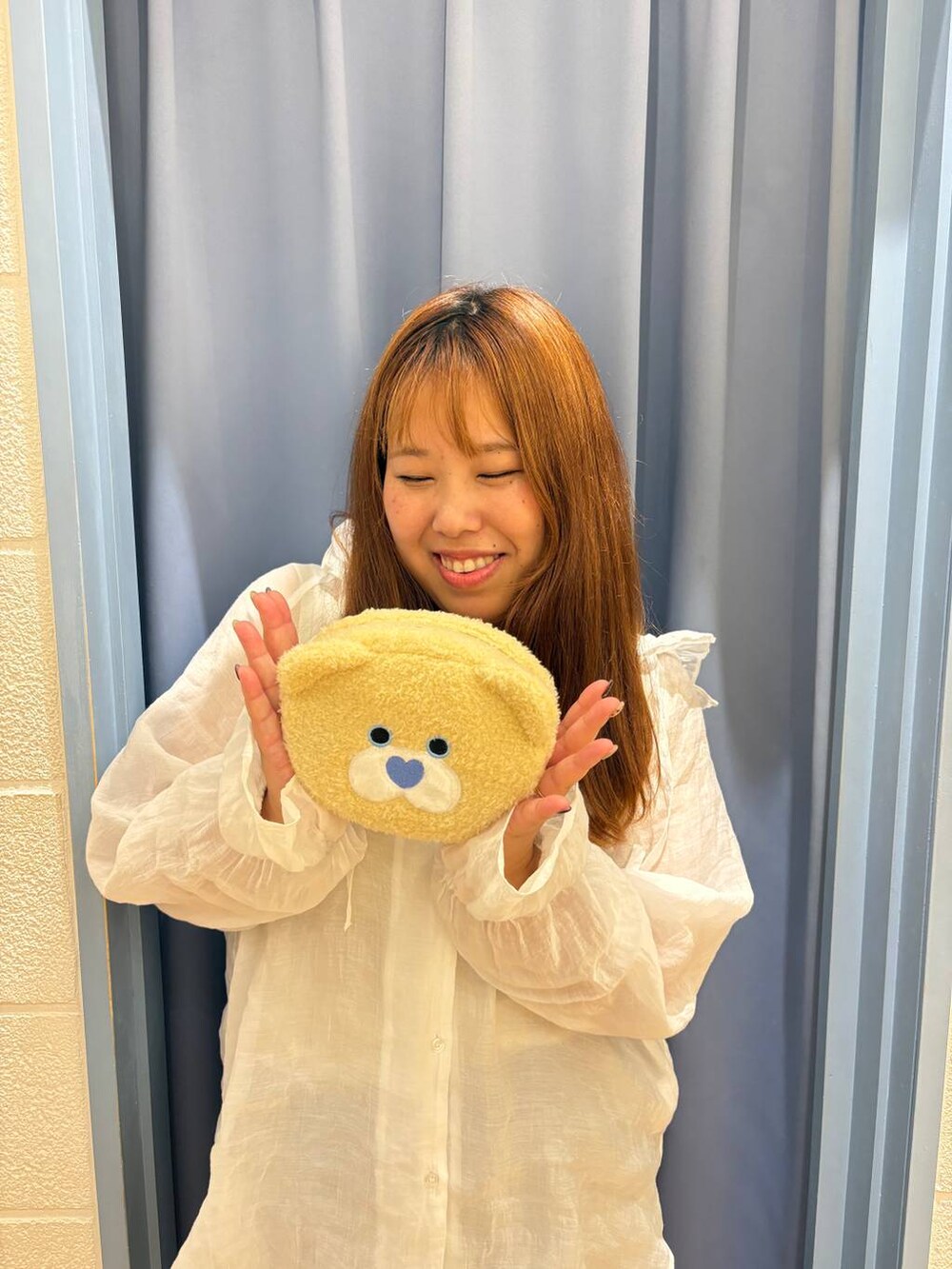 ホワイト系のシャツ/ブラウスを着用したレディースの秋コーディネートの2枚目の写真