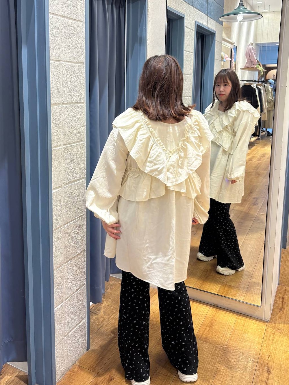 ホワイト系のワンピース、ブラック系のその他パンツを着用したレディースの春コーディネートの2枚目の写真