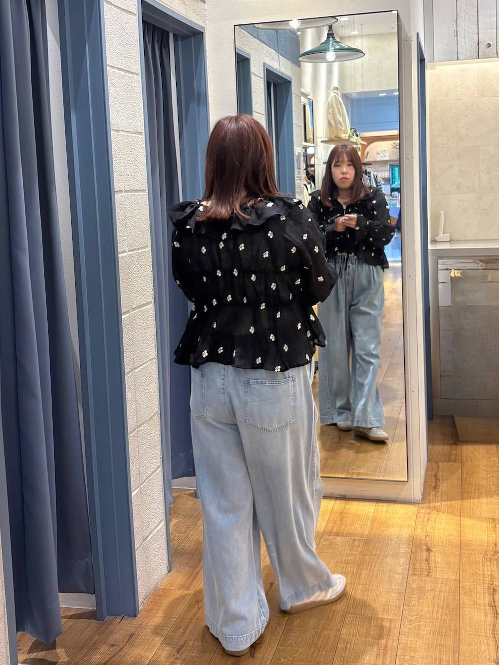 シルバー系のタンクトップ、ブルー系のデニムパンツ、ブラック系のシャツ/ブラウスを着用したレディースの春コーディネートの3枚目の写真