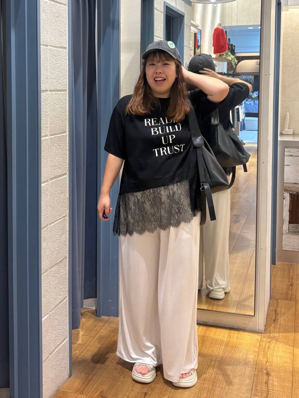 ホワイト系のその他パンツ、ブラック系のショルダーバッグ、ホワイト系のサンダルを着用したレディースの夏コーディネートの2枚目の写真