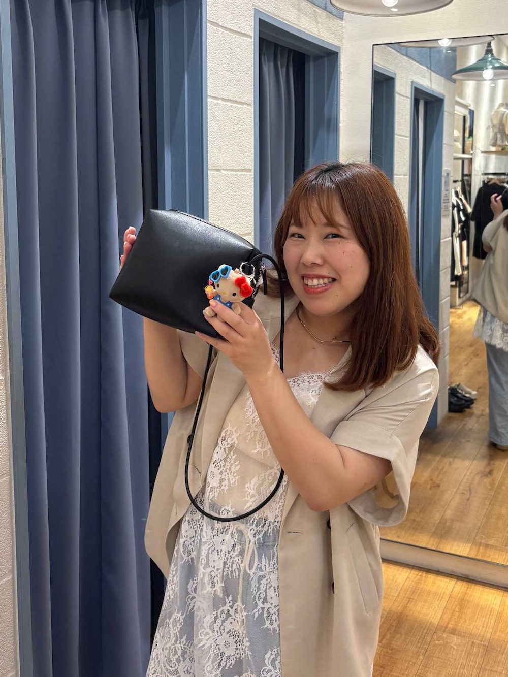 ブルー系のデニムパンツ、ホワイト系のタンクトップ、ホワイト系のテーラードジャケットを着用したレディースの春コーディネートの4枚目の写真