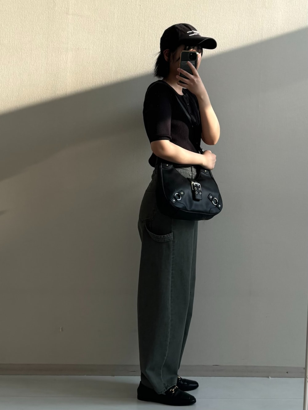 グレー系のデニムパンツ、グレー系のニット/セーターを着用したレディースの春コーディネートの2枚目の写真