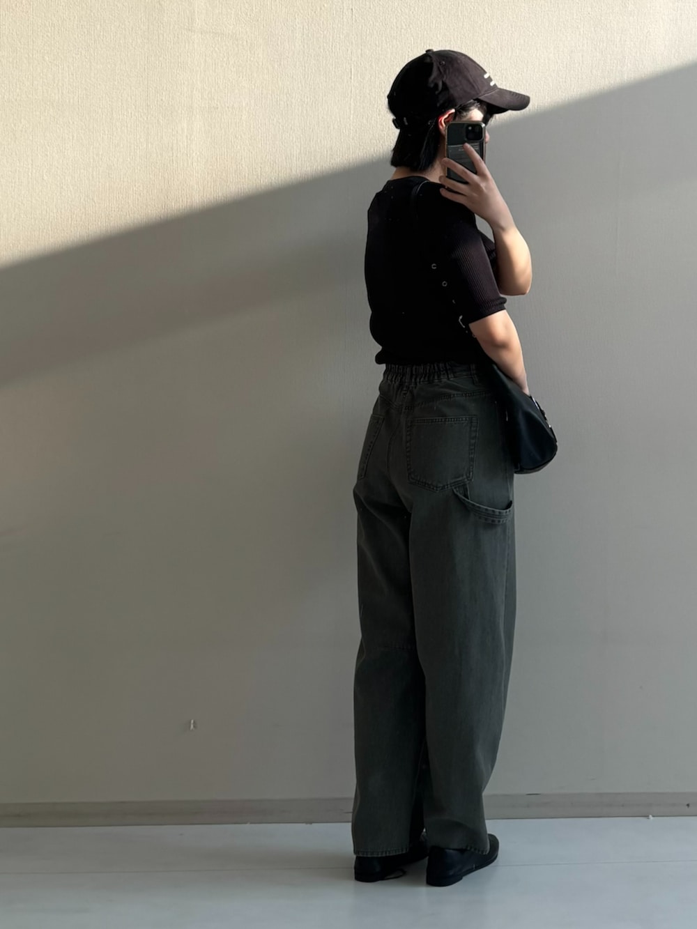 グレー系のデニムパンツ、グレー系のニット/セーターを着用したレディースの春コーディネートの3枚目の写真