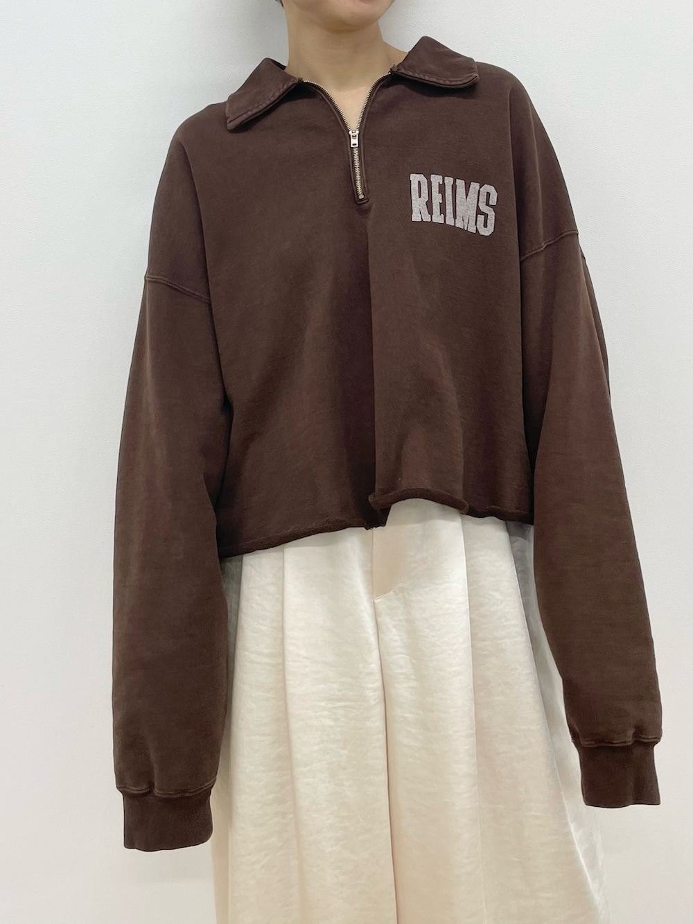 ホワイト系のトートバッグ、ホワイト系のショルダーバッグ、ブラウン系のTシャツ/カットソーを着用したレディースの冬コーディネートの3枚目の写真
