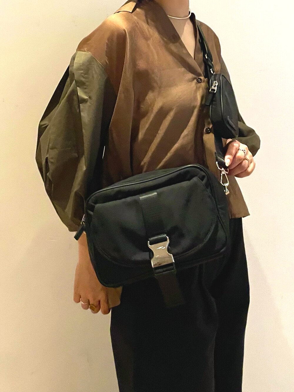 ブラウン系のシャツ/ブラウス、ブラック系のボディバッグ/ウエストポーチ、ブラウン系のシャツ/ブラウスを着用したレディースの夏コーディネートの4枚目の写真