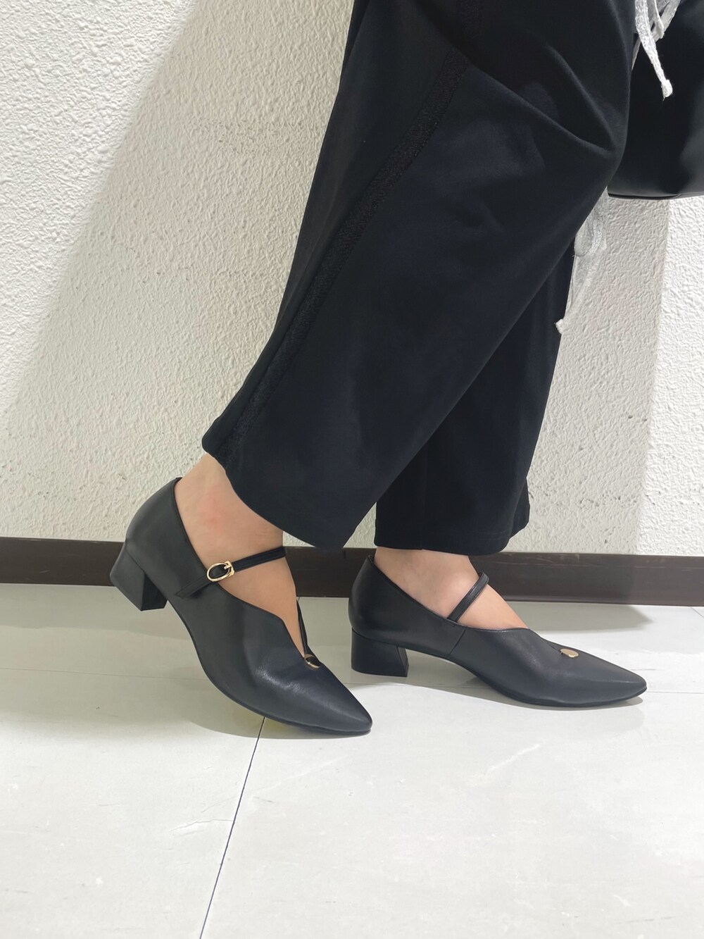 ブラック系のショルダーバッグ、ブラック系のその他パンツ、ブラック系のパンプスを着用したレディースの秋コーディネートの2枚目の写真