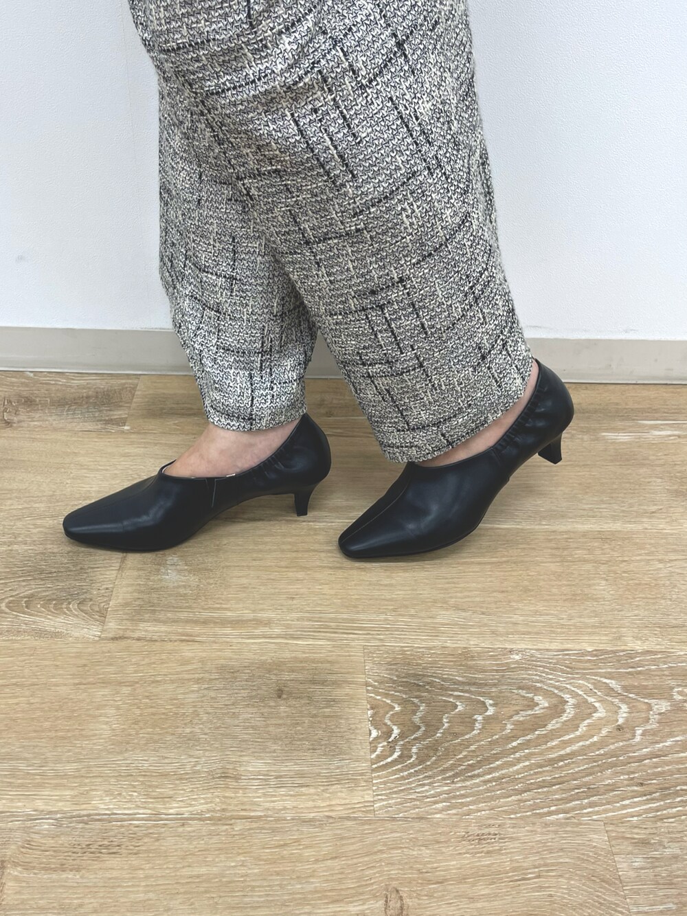 ブラック系のキャミソール、ブラック系のその他パンツ、ブラック系のパンプスを着用したレディースの冬コーディネートの4枚目の写真