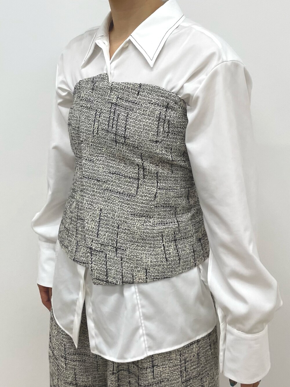 ブラック系のキャミソール、ブラック系のその他パンツ、ブラック系のパンプスを着用したレディースの冬コーディネートの5枚目の写真