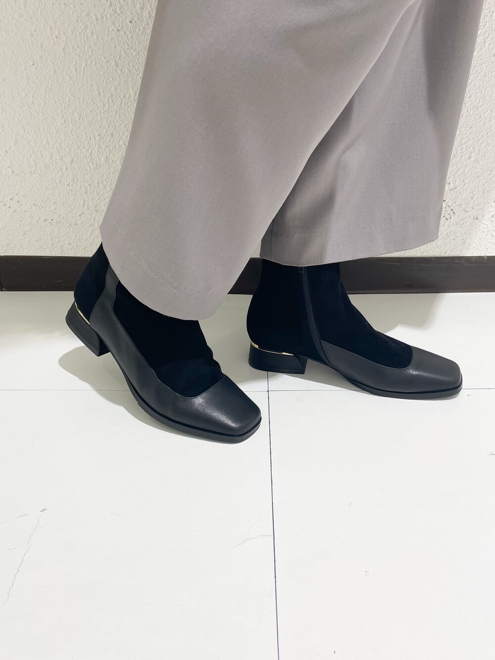 ベージュ系のショルダーバッグ、ブラック系のブーツを着用したレディースの冬コーディネートの3枚目の写真