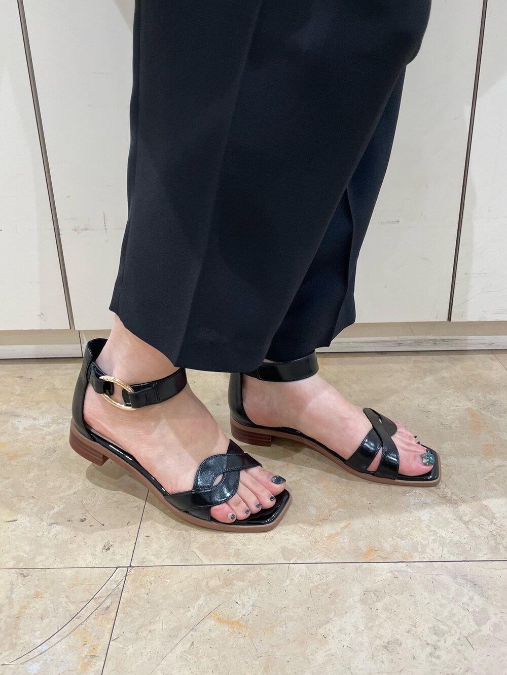 ブラック系のボストンバッグ、ブラック系のサンダルを着用したレディースの夏コーディネートの3枚目の写真