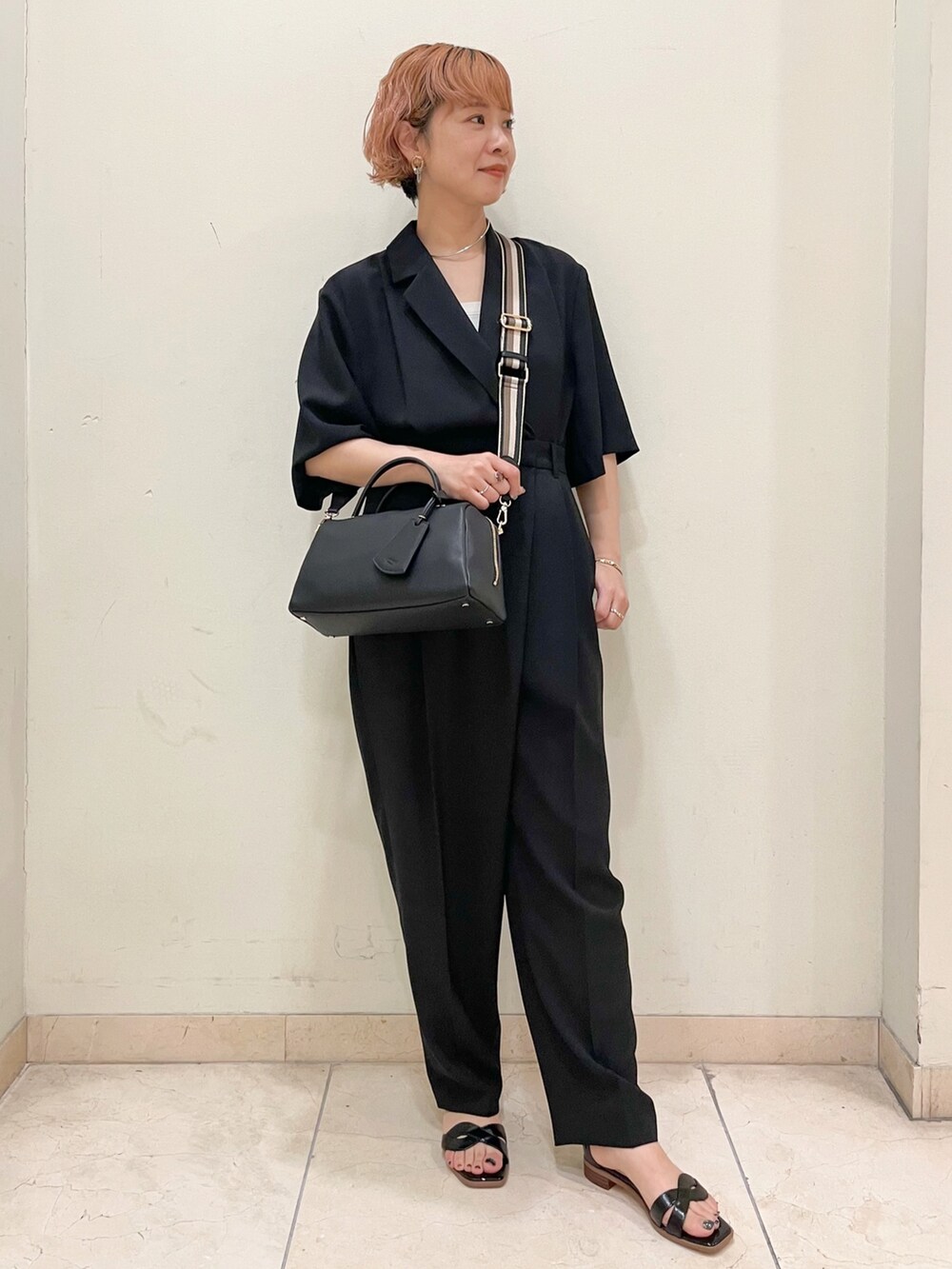 ブラック系のボストンバッグ、ブラック系のサンダルを着用したレディースの夏コーディネートの2枚目の写真