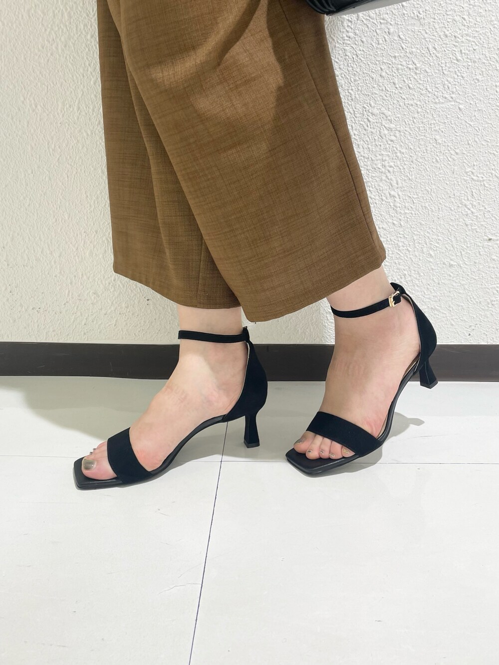 ブラック系のショルダーバッグ、ブラック系のサンダル、ブラック系のサンダルを着用したレディースの夏コーディネートの2枚目の写真