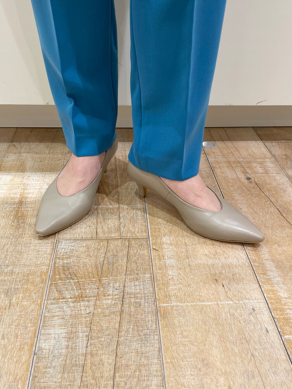 ベージュ系のトートバッグ、ホワイト系のシャツ/ブラウス、ホワイト系のベストを着用したレディースの冬コーディネートの4枚目の写真