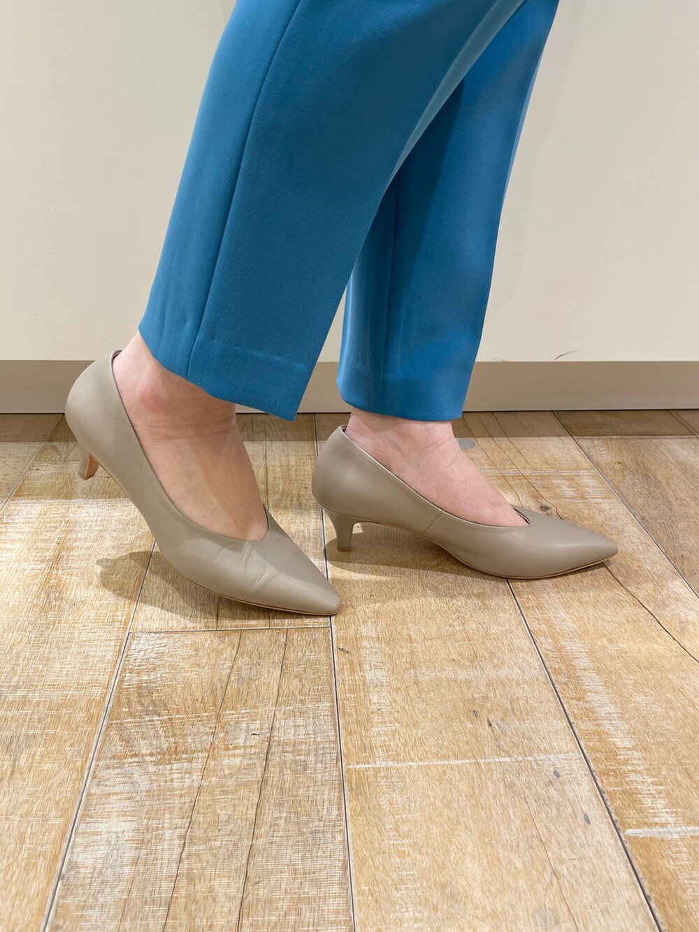 ベージュ系のトートバッグ、ホワイト系のシャツ/ブラウス、ホワイト系のベストを着用したレディースの冬コーディネートの5枚目の写真