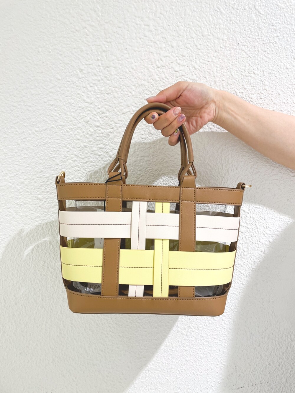 ブラック系のスカート、ブラック系のスカート、イエロー系のハンドバッグを着用したレディースの夏コーディネートの4枚目の写真