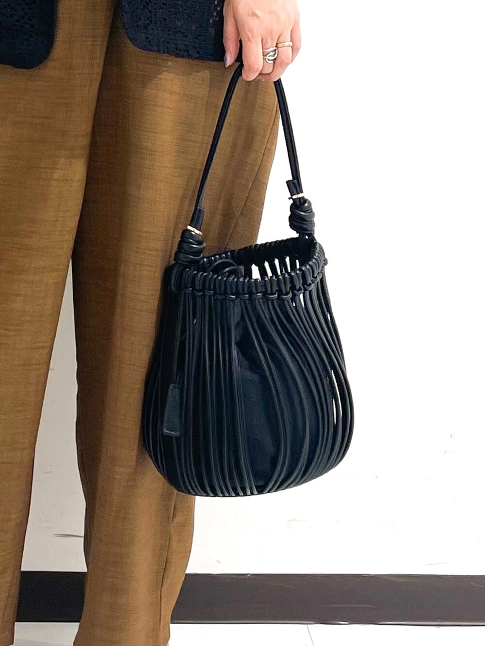 ブラック系のショルダーバッグ、ブラック系のサンダル、ブラック系のサンダルを着用したレディースの夏コーディネートの4枚目の写真