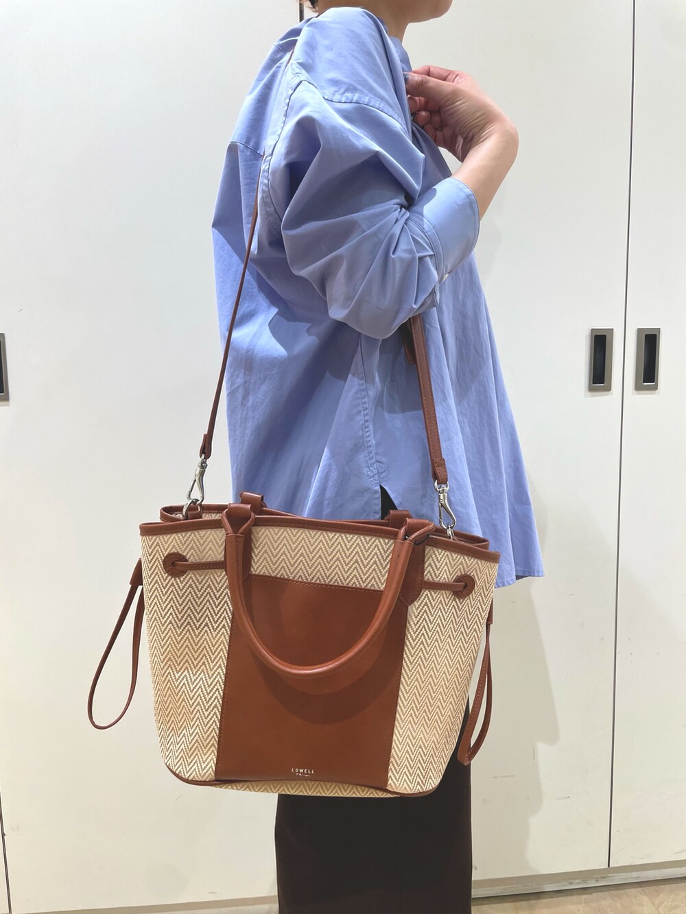 ホワイト系のサンダル、ベージュ系のトートバッグを着用したレディースの夏コーディネートの5枚目の写真