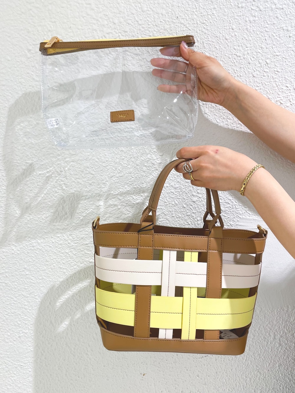 ブラック系のスカート、ブラック系のスカート、イエロー系のハンドバッグを着用したレディースの夏コーディネートの5枚目の写真