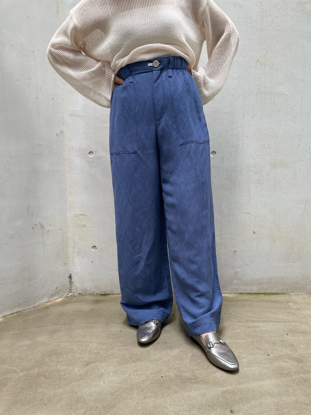 ベージュ系のニット/セーター、ブルー系のその他パンツ、その他のトートバッグを着用したレディースの夏コーディネートの3枚目の写真