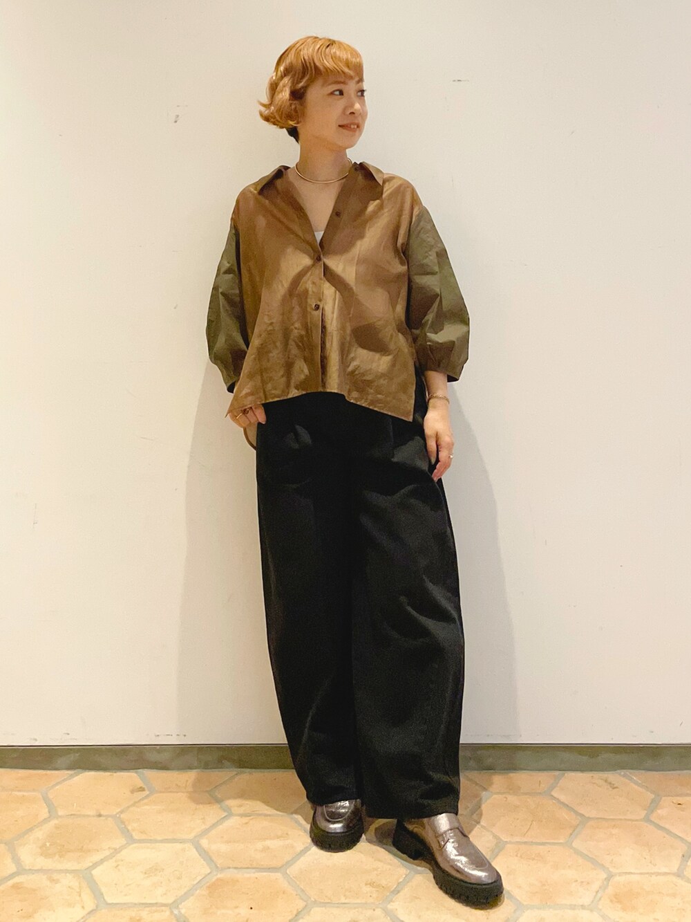 ブラウン系のシャツ/ブラウス、ブラック系のボディバッグ/ウエストポーチ、ブラウン系のシャツ/ブラウスを着用したレディースの夏コーディネートの2枚目の写真