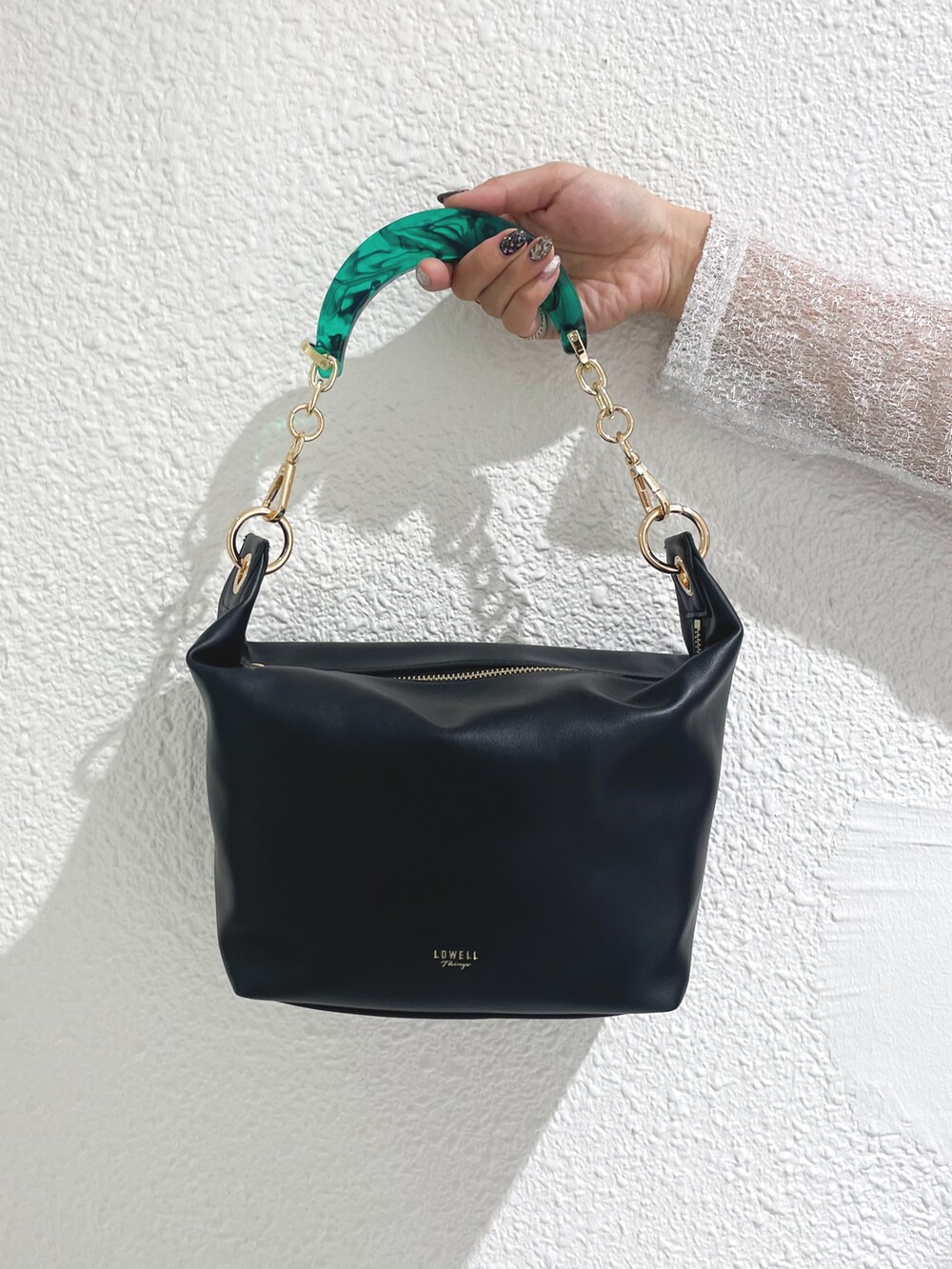 ブラック系のショルダーバッグ、ブラック系のその他パンツ、ブラック系のパンプスを着用したレディースの秋コーディネートの3枚目の写真