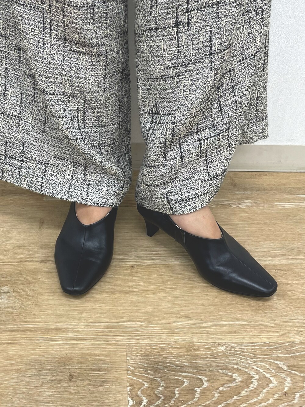 ブラック系のキャミソール、ブラック系のその他パンツ、ブラック系のパンプスを着用したレディースの冬コーディネートの3枚目の写真