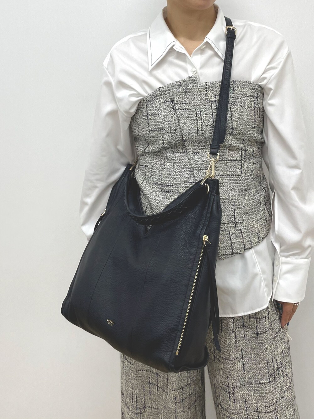 ブラック系のキャミソール、ブラック系のその他パンツ、ブラック系のパンプスを着用したレディースの冬コーディネートの2枚目の写真