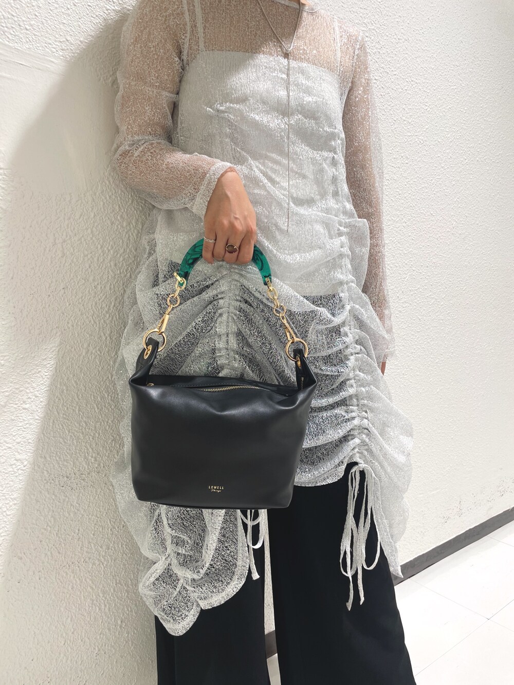 ブラック系のショルダーバッグ、ブラック系のその他パンツ、ブラック系のパンプスを着用したレディースの秋コーディネートの4枚目の写真