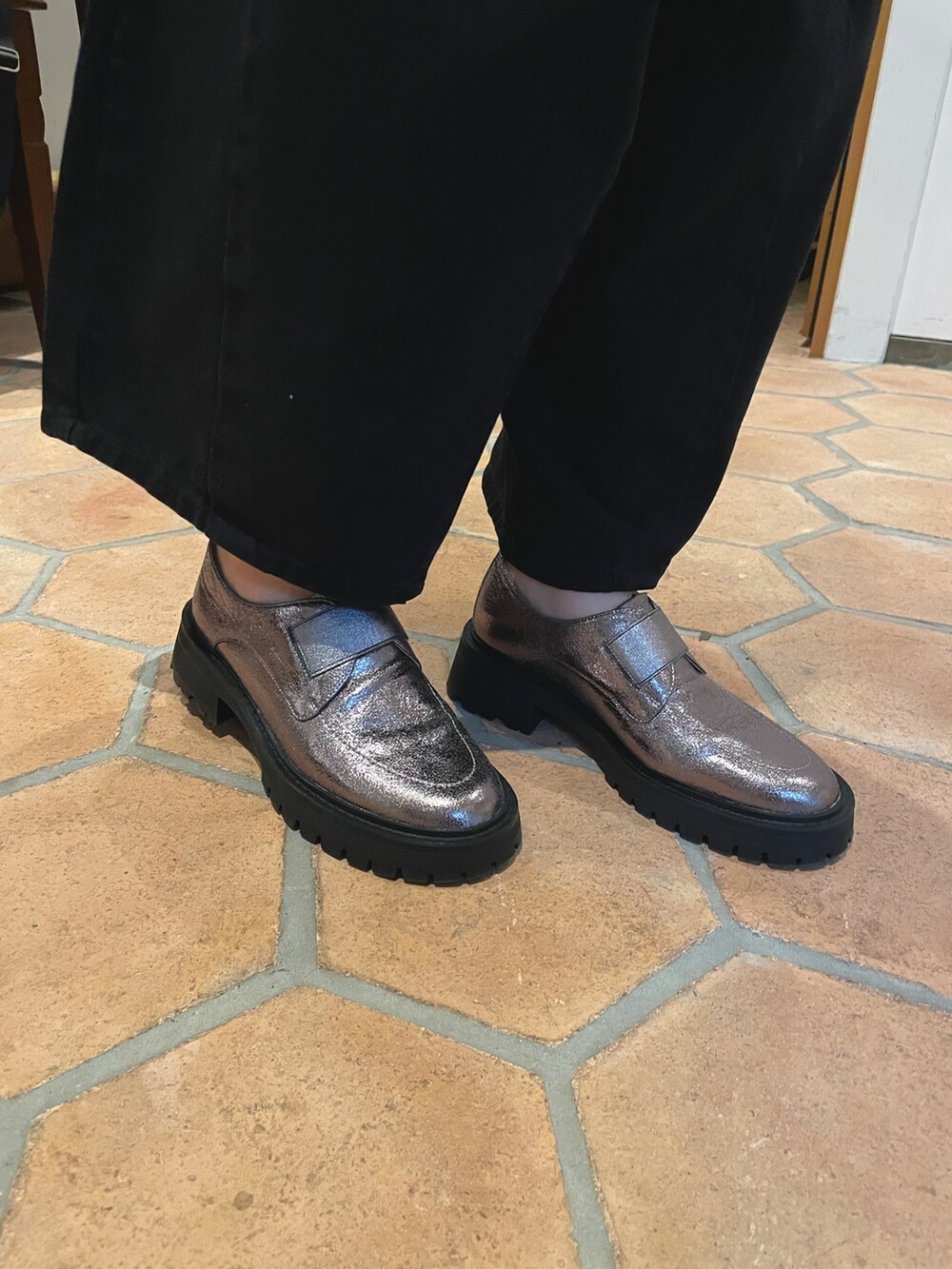 ブラウン系のシャツ/ブラウス、ブラック系のボディバッグ/ウエストポーチ、ブラウン系のシャツ/ブラウスを着用したレディースの夏コーディネートの3枚目の写真