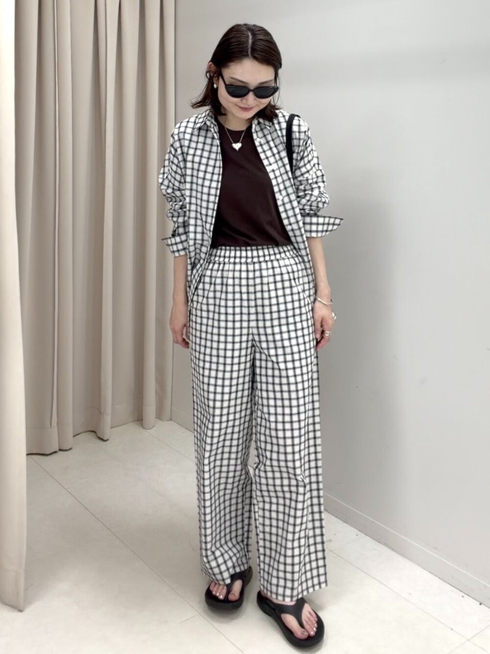 ホワイト系のシャツ/ブラウス、ブラウン系のTシャツ/カットソーを着用したレディースの夏コーディネートの2枚目の写真