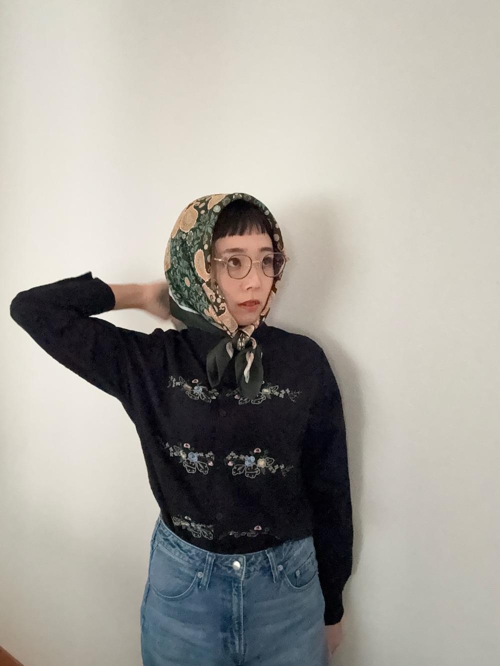 ブラック系のシャツ/ブラウス、ブルー系のデニムパンツを着用したレディースの秋コーディネートの2枚目の写真