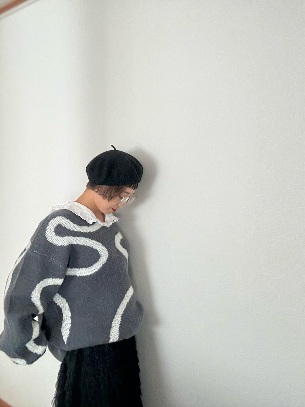 グレー系のニット/セーター、ブルー系のシャツ/ブラウスを着用したレディースの秋コーディネートの5枚目の写真