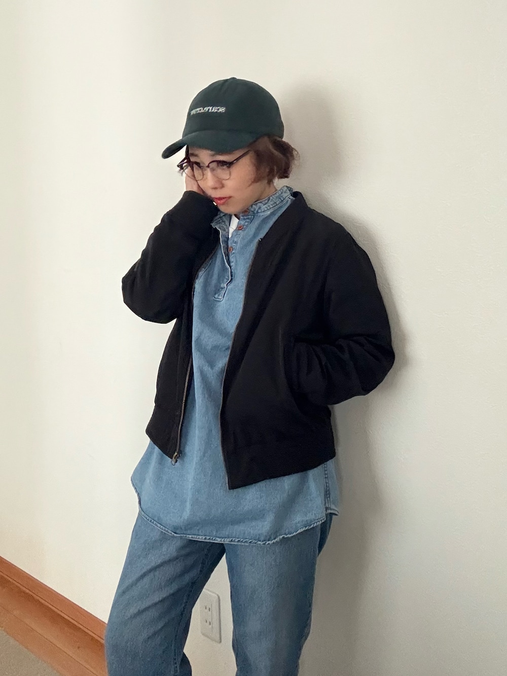 グリーン系のキャップを着用したレディースの秋コーディネートの4枚目の写真