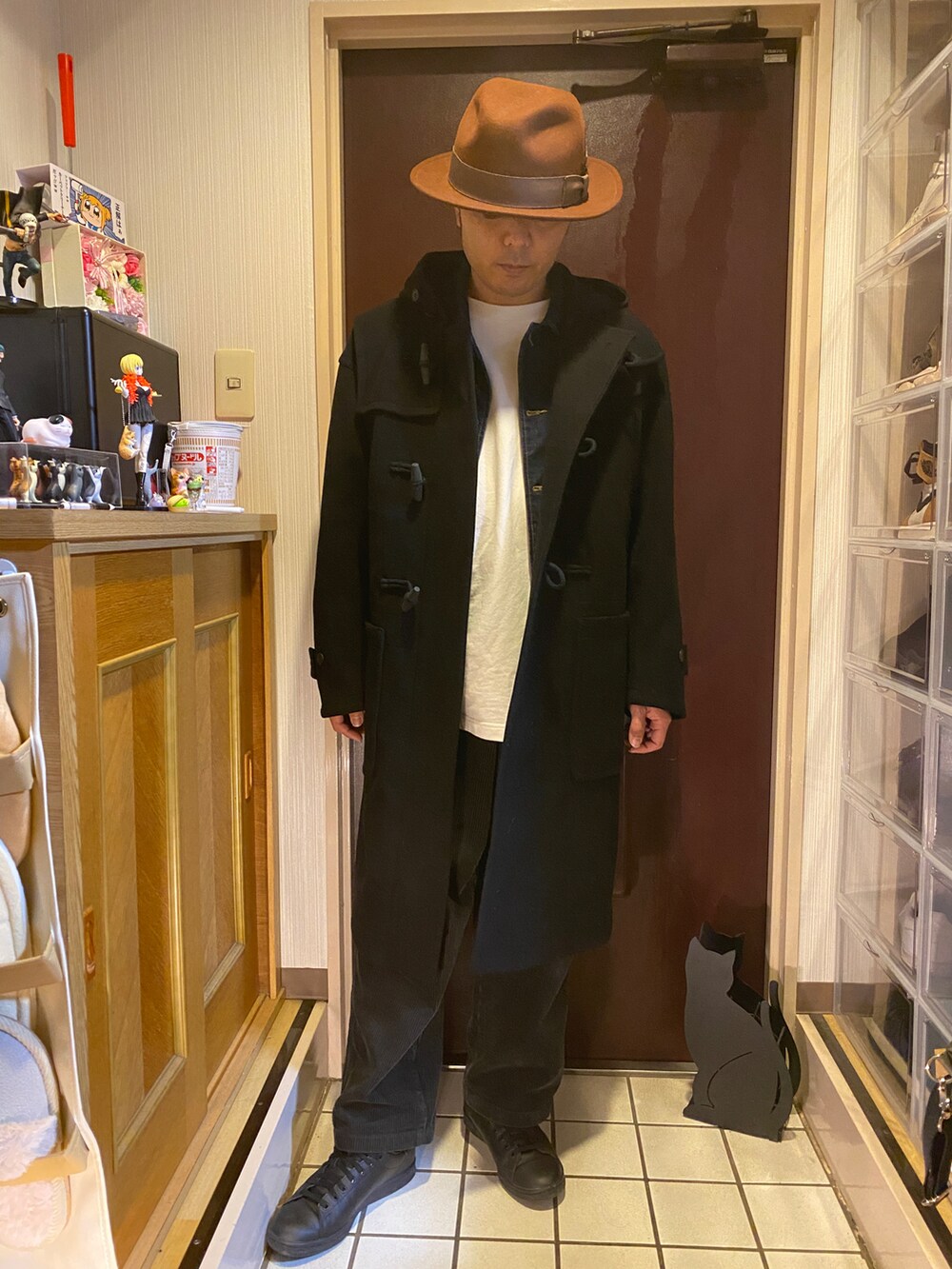 ブルー系のデニムジャケット、ブラック系のダッフルコート、ホワイト系のTシャツ/カットソーを着用したメンズの冬コーディネートの4枚目の写真