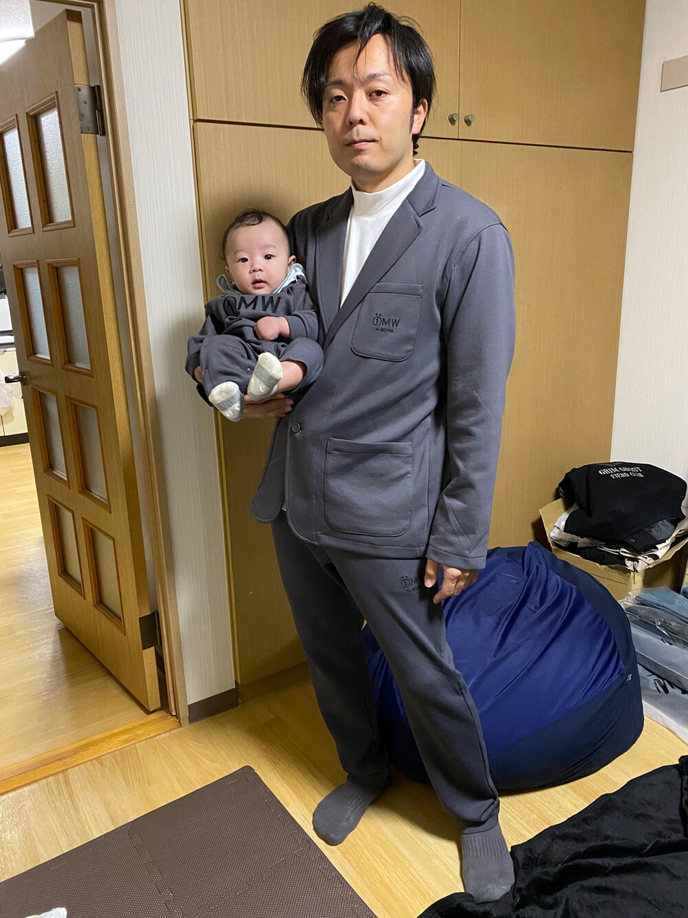 グレー系のスウェットパンツ、ホワイト系のTシャツ/カットソー、グレー系のテーラードジャケットを着用したメンズの秋コーディネートの3枚目の写真